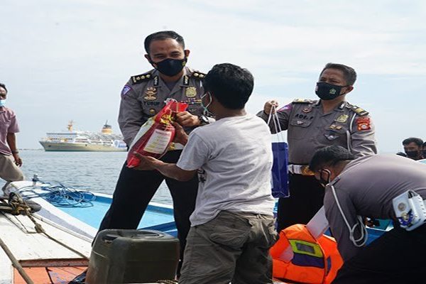 helping residents during community activity restrictions south sulawesi regional police distribute social assistance to the middle of the sea 41123