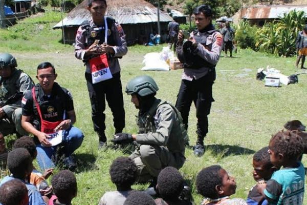 hilangkan trauma warga dari aksi kkb polda papua dan pemkab puncak gelar program binmas noken 9246