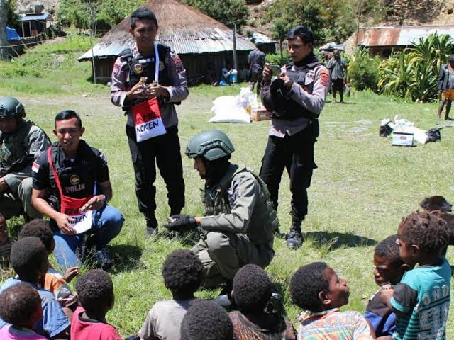 hilangkan trauma warga dari aksi kkb polda papua dan pemkab puncak gelar program binmas noken 9246