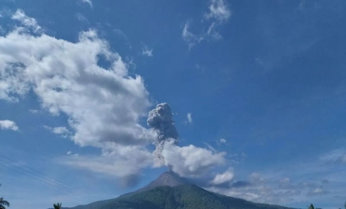 hingga saat ini gunung lewotobi laki laki ntt masih aktif erupsi 76423