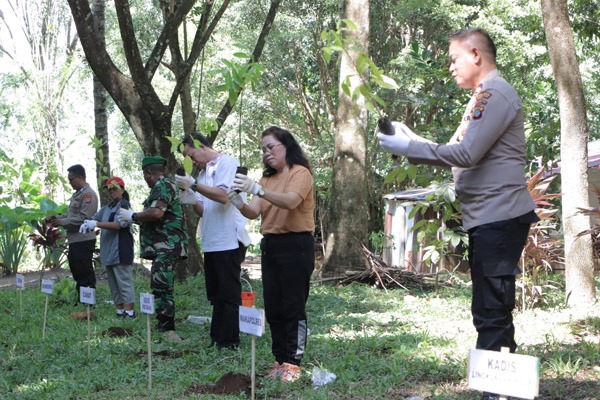 hut humas polri ke 72 polda sulut hijaukan hutan kenengan airmadidi 64769