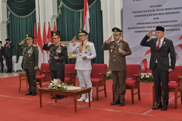 hut ri ke 77 kapolda jabar bersama forkopimda hadiri pengibaran bendera merah putih 49031