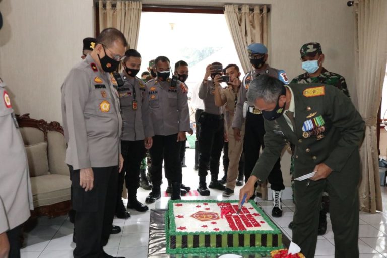 hut tni ke 75 kapolda banten beri kejutan kepada danrem 064 my 11536