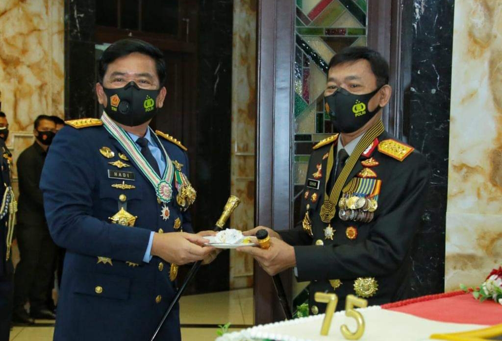 hut tni ke 75 kapolri berikan kejutan kepada panglima tni 35351