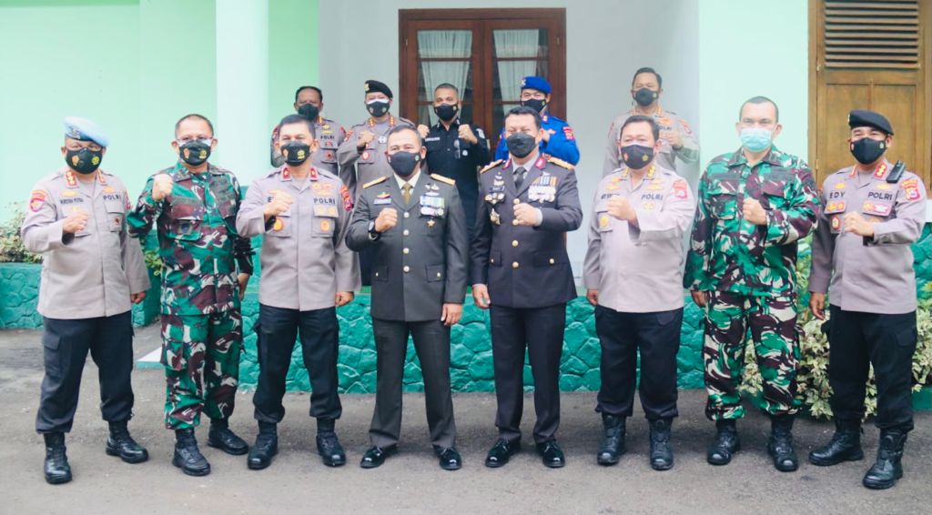 hut tni ke 76 kapolda banten beri kejutan kepada danrem 064 my 9727