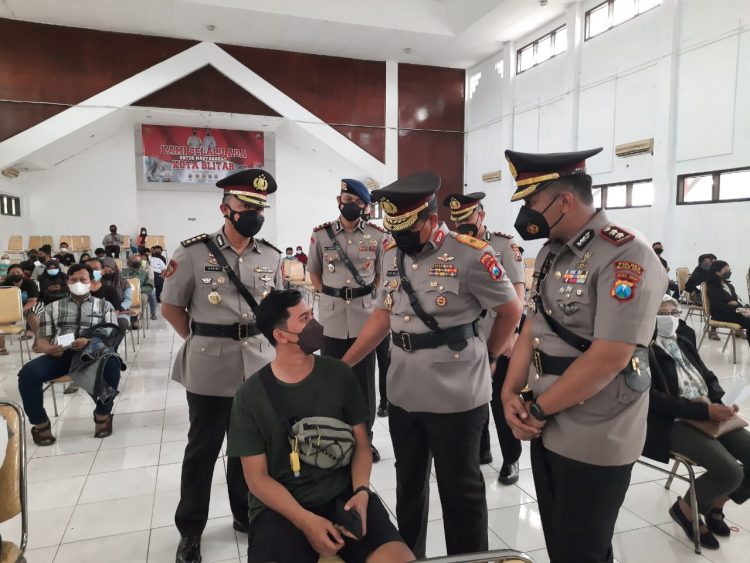 ikuti upacara ziarah dalam rangka hut tni ke 76 wakapolda jatim sempatkan tinjau vaksinasi di blitar 34412