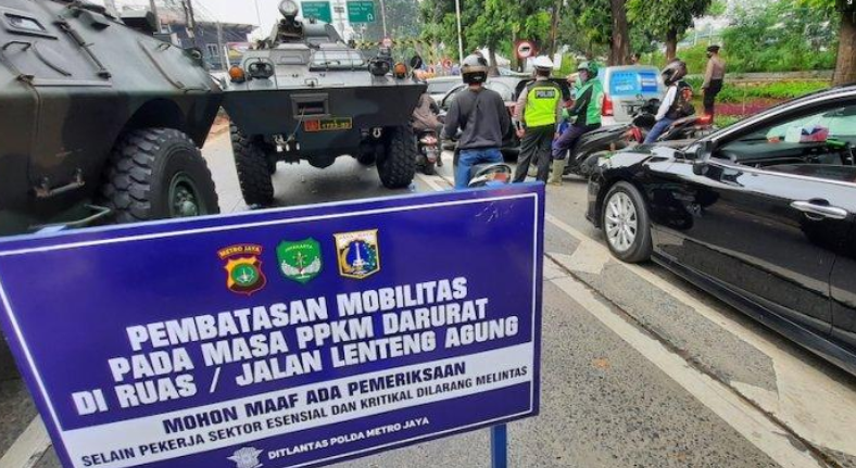 implementing emergency imposition of restrictions on community activities at greater jakarta metro regional police says there has been a 50 60 percent decrease in community mobility 40621