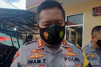 implementing ppkm level 4 ntb police holds large scale patrol and distributes food 40851