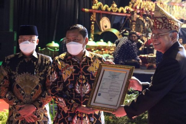 in commemorating heroes day and world keris day chief of bengkulu regional police launches book titled 44365