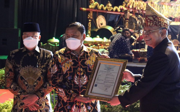 in commemorating heroes day and world keris day chief of bengkulu regional police launches book titled 44365