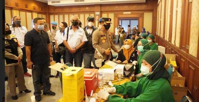 in supporting national vaccination central java regional police and imbi held vaccination programme in sukoharjo 43064