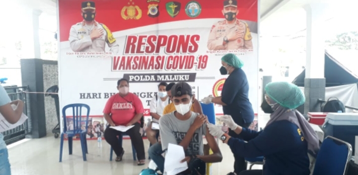 in the spirit of the 76th republic of indonesia independence day the maluku regional police continue to serve the covid 19 vaccination 41313
