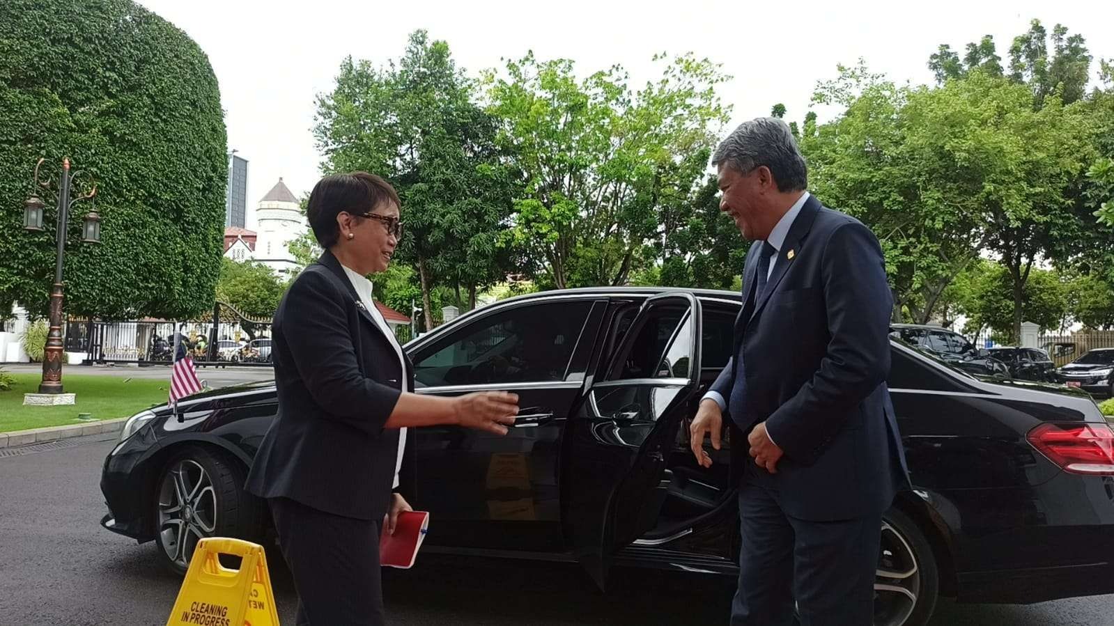 indonesia malaysia bahas berbagai persoalan untuk perkuat kerja sama 69846