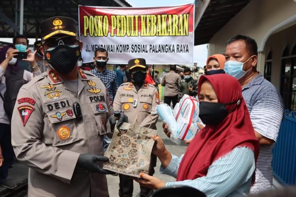 indonesian police care central kalimantan regional police provide assistance to people affected by fire in mendawai 40928