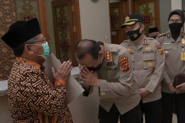 indonesian ulema council receives operational vehicle assistance from the west java regional police 44355