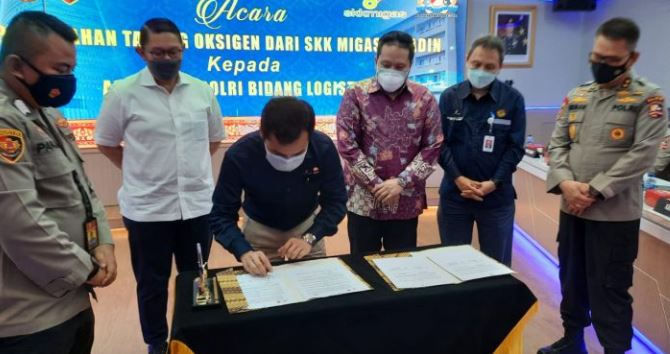 industri hulu migas serahkan bantuan 300 tabung oksigen kepada polri 9538