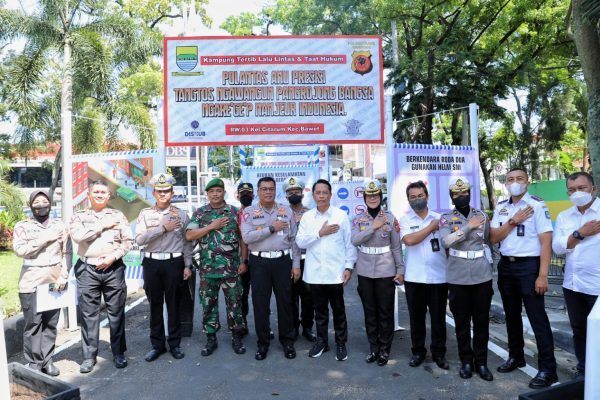 ingatkan warga kecelakaan dimulai dari pelanggaran korlantas polri tinjau kampung tertib lalu lintas di bandung 49754