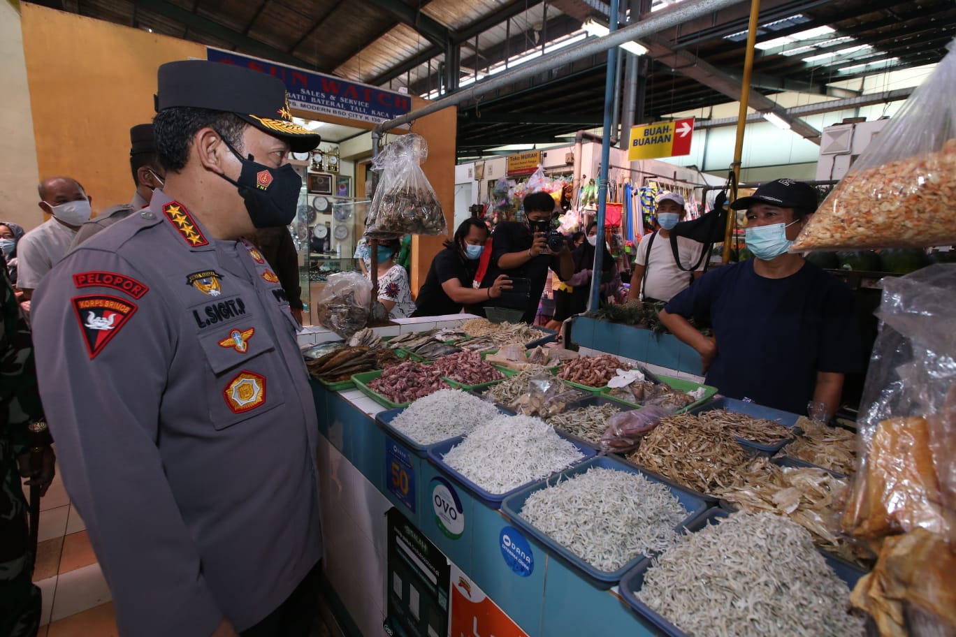 inspecting bsd modern market command post chief of police wants health protocols to be enforced to pull down ppkm level 40956