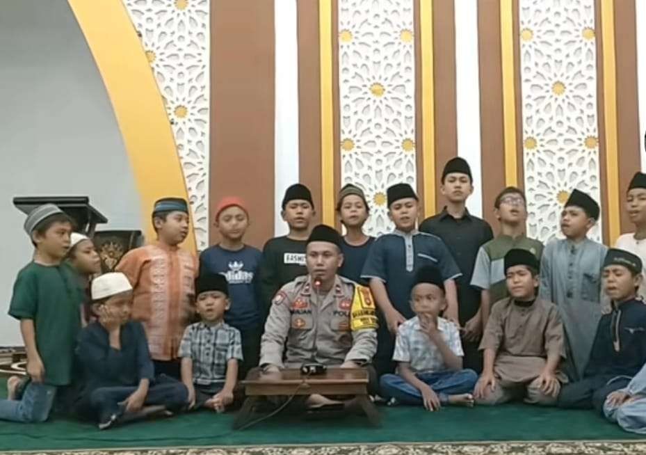 inspiratif pengabdian tulus aipda sarjan jadi guru ngaji dan pengurus masjid 84560