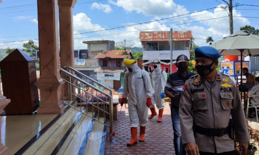 intensively preventing covid 19 south sumatra police mobile brigade battalion c sipirok sterilizes mosques in pargarutan 40796