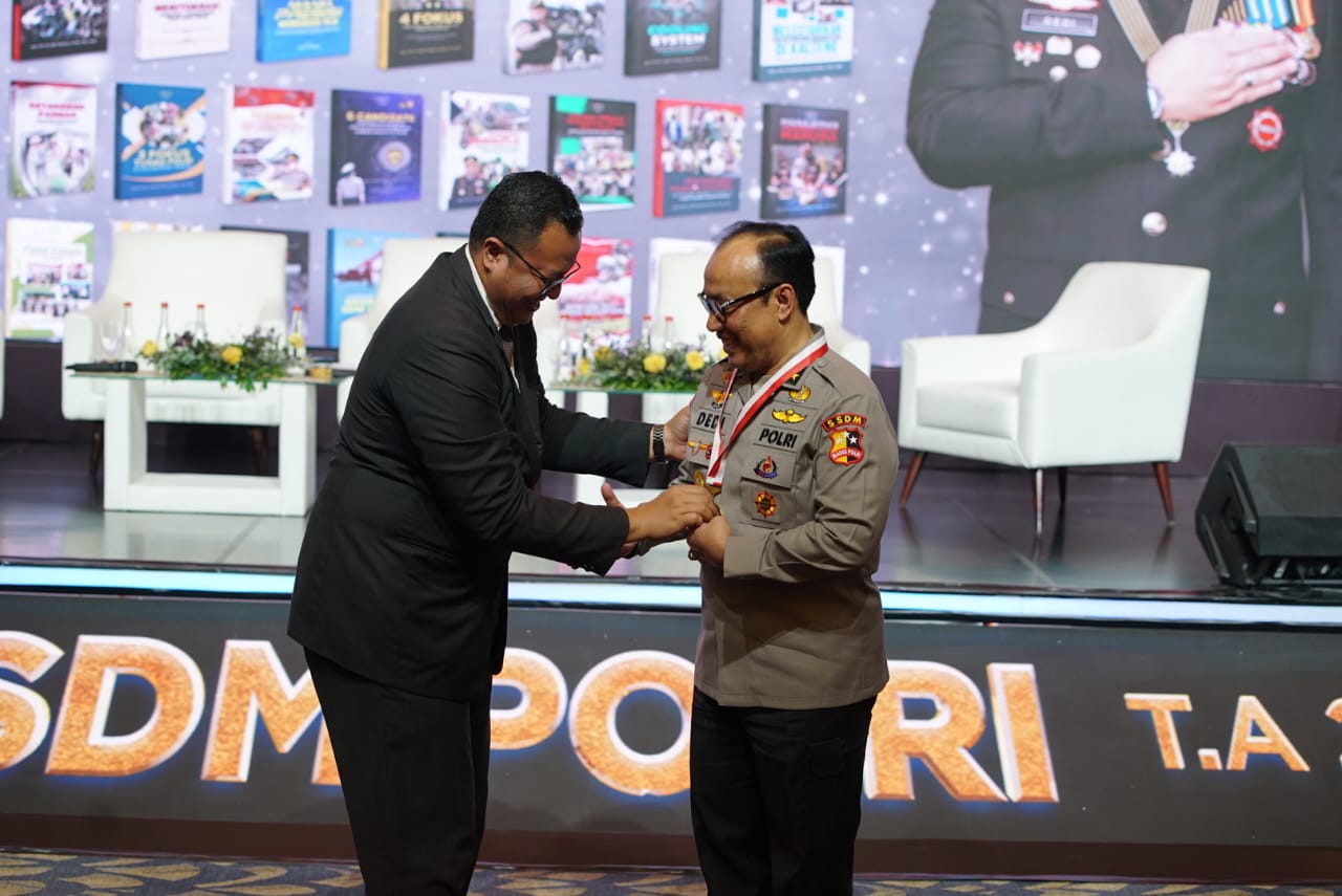 irjen dedi raih rekor muri perwira tinggi polri penulis buku terbanyak 74585