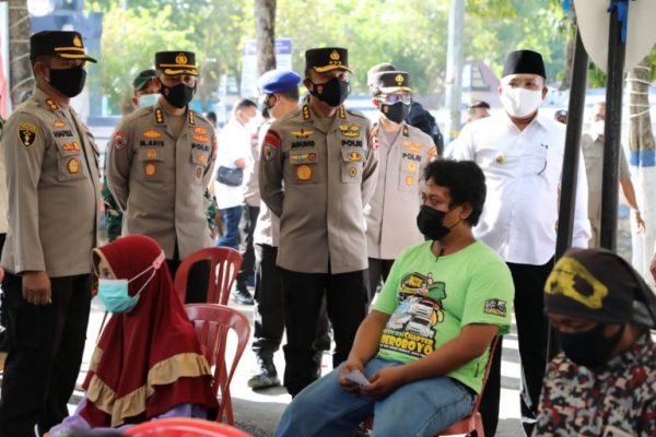 irwasum polri laksanakan kunker di gerai vaksin presisi polres sampang 9485