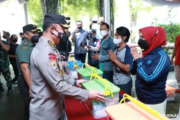 irwasum polri tinjau langsung pelaksanaan vaksinasi covid 19 di wilayah hukum polres cimahi 46205