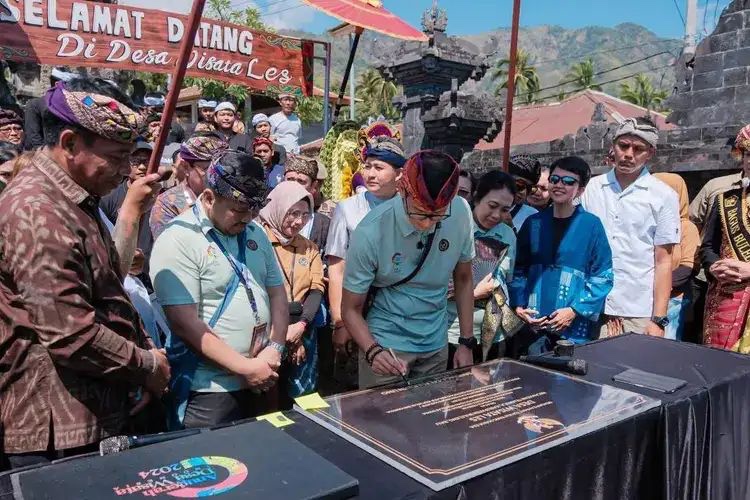 jadi pusat perhatian menparekraf resmikan desa wisata les destinasi 78261