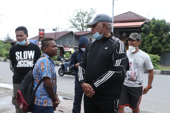 jaga imunitas tubuh kapolda papua olahraga jalan kaki dan pantau situasi kamtibmas di mimika 11115