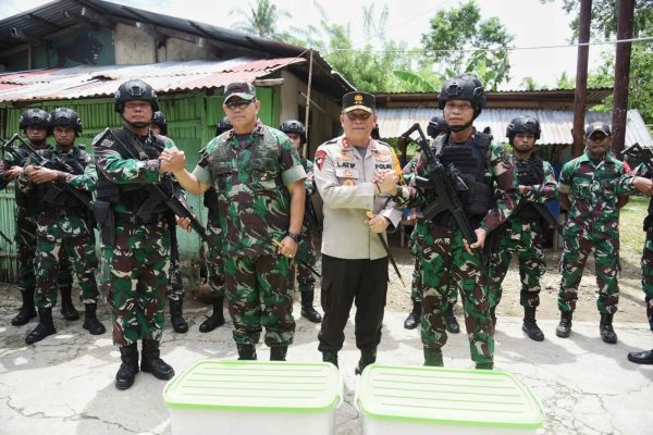jaga kamtibmas kapolda maluku ajak warga pulau haruku berkomitmen 71103