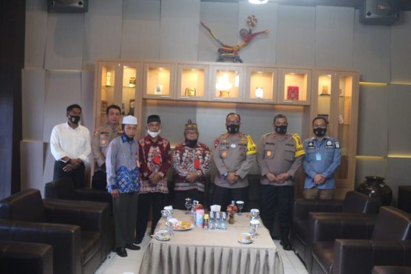 jaga kerukunan kapolda kalteng silahturahmi dengan tokoh agama dan adat sampit 11339