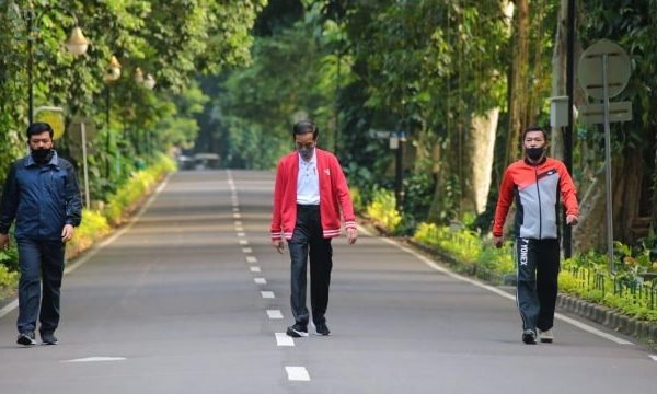 jaga kesehatan kapolri dan panglima tni dampingi presiden ri berolah raga pagi di kebun raya bogor 34549
