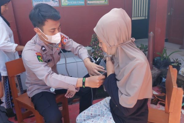 jaga kesehatan pengungsi tim medis polres subang beri layanan kesehatan cuma cuma 52008