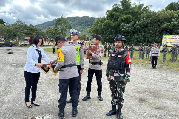 jaga situasi kamtibmas tetap kondusif jelang idul fitri 1445 h polres pegunungan bintang laksanakan apel gelar pasukan 72171