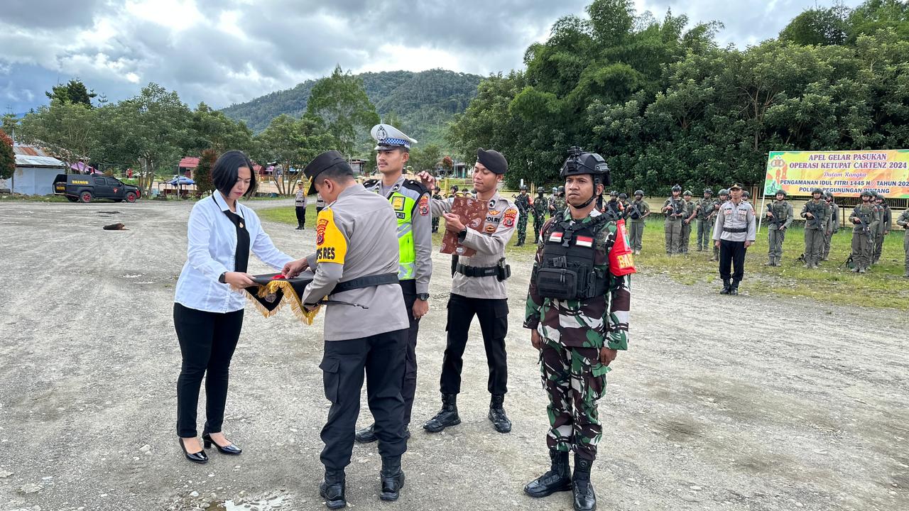 jaga situasi kamtibmas tetap kondusif jelang idul fitri 1445 h polres pegunungan bintang laksanakan apel gelar pasukan 72171