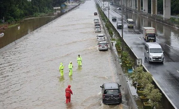 jakarta dikepung banjir polda metro jaya alihkan arus lalu lintas 36754