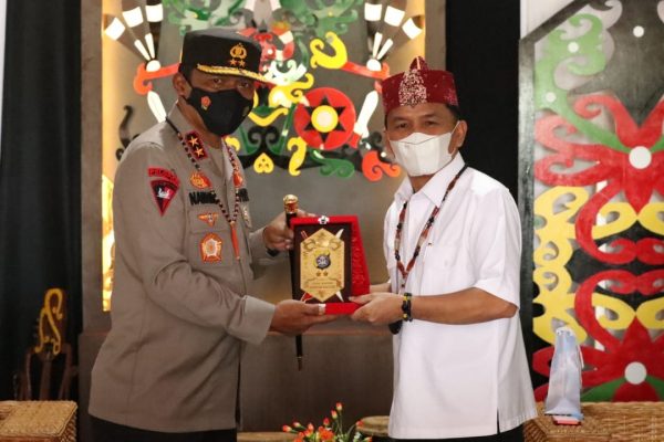 jalin silahturahmi kapolda kalteng kunjungi dad kalteng 25204