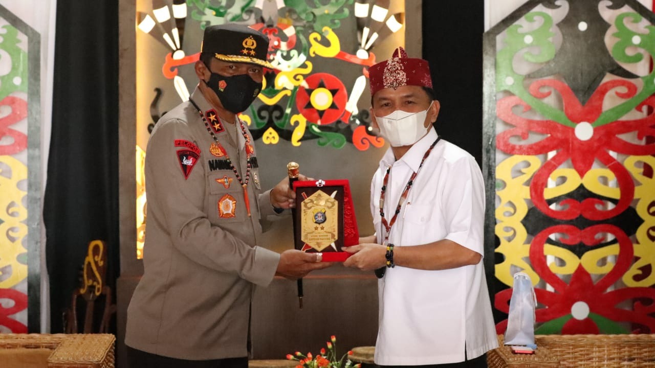 jalin silahturahmi kapolda kalteng kunjungi dad kalteng 25204