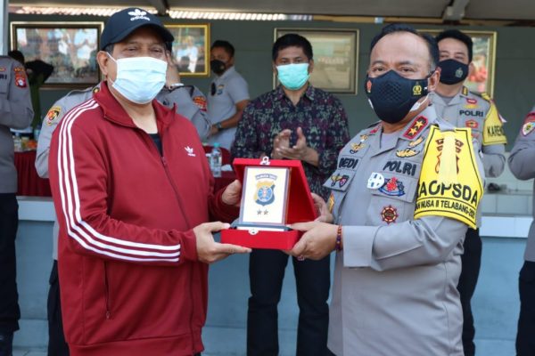 jalin silaturahmi kapolda kalteng dan kapolda kalsel gelar pertandingan tennis lapangan 9044