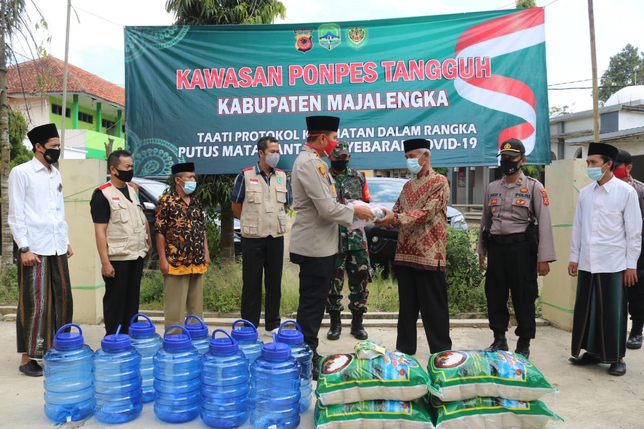 jalin silaturahmi kapolres majalengka gelar baksos dan tatap muka di pondok pesantren tangguh darul ma arif 11073