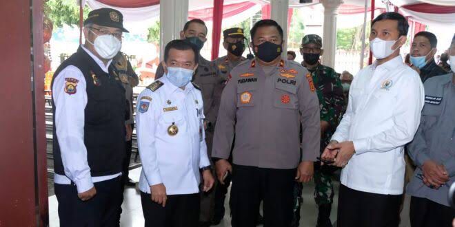 jambi deputy chief of regional police reviewing the implementation of christmas celebrations in several churches in jambi city 44631