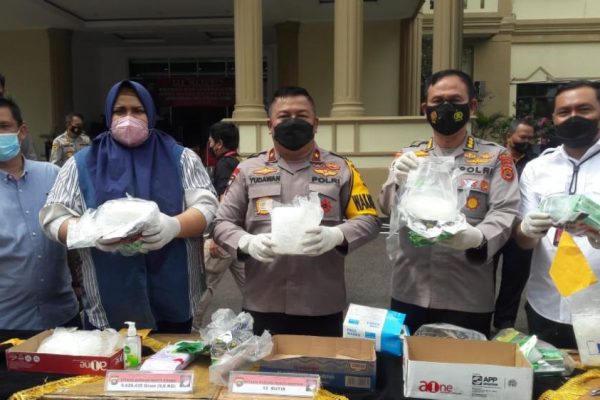 jambi deputy police chief leads the destruction of evidence of 9 6 kg of methamphetamine and 12 ecstasy pills 44408