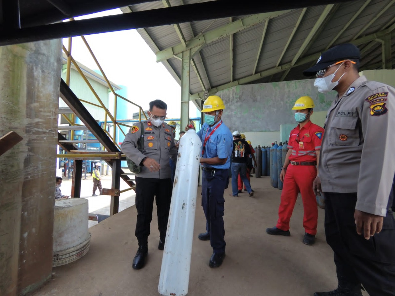 jambi regional police distributed liquid oxygen to ease people accessing oxygen 41126