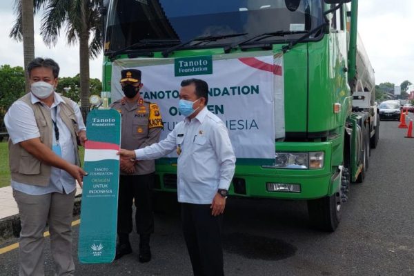 jambi regional police hands over 24 tons of tanoto foundation liquid oxygen to jambi provincial government 41125