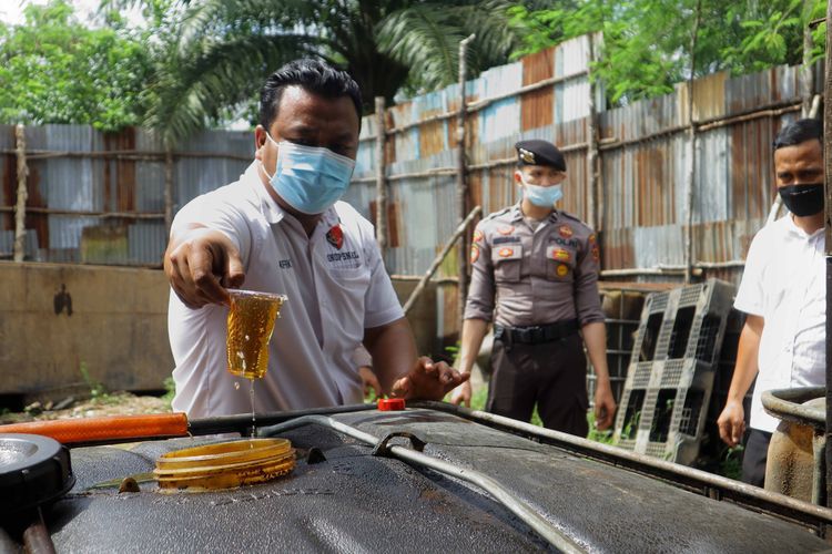 jambi regional police successfully secured six tons of illegal fuel in the west ring of jambi city 43612