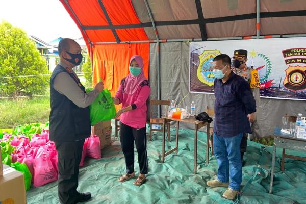 jambi regional police visited and distributed aid to fire victims in east tanjab district 28808