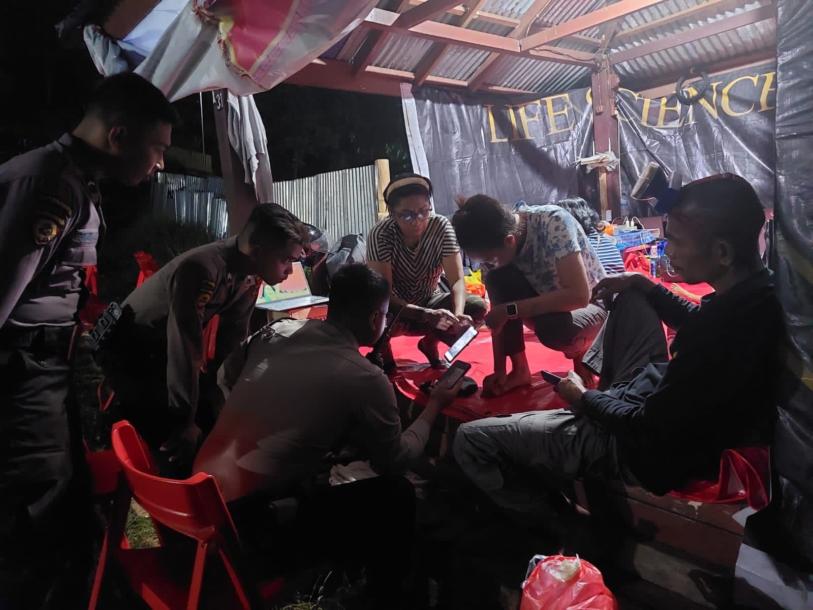 jamin kebutuhan dan kemananan pengungsi polisi terus lakukan patroli 54444