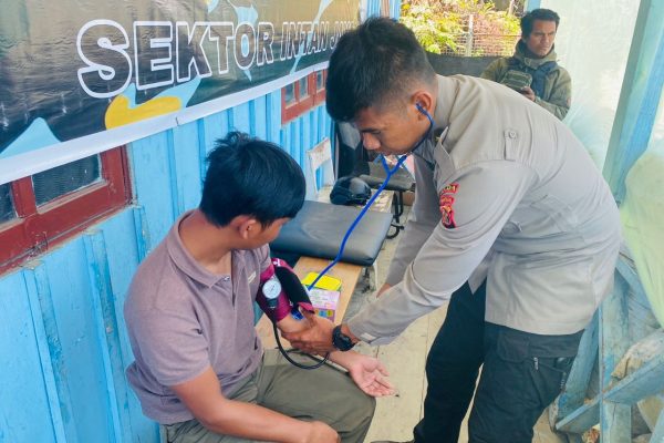 jamin kesehatan personel tim medis binmas noken ops damai cartenz berikan layanan kesehatan bagi anggota satgas preventif di intan jaya 45961