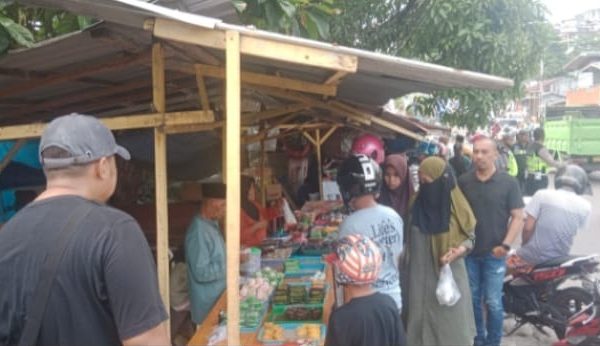 jelang berbuka puasa polisi awasi penjualan takjil di ambon 71304
