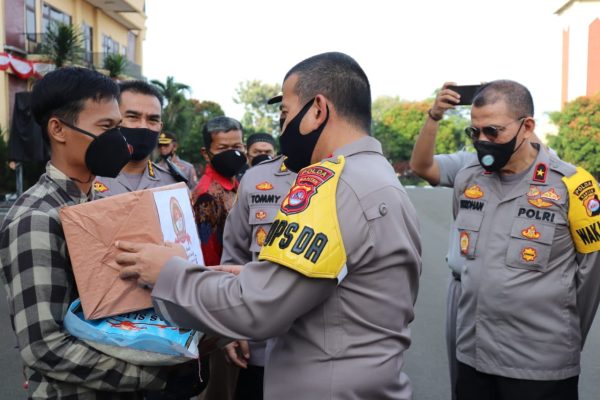 jelang hari bhayangkara ke 74 polda banten distribusikan zakat penghasilan 12819
